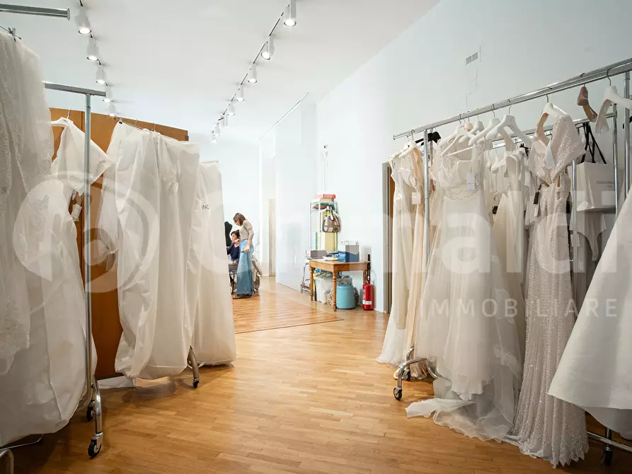 Immagine 20 di Negozio in vendita  in Piazza Annunziata, 12 a Marigliano