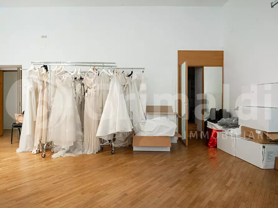 Immagine 19 di Negozio in vendita  in Piazza Annunziata, 12 a Marigliano