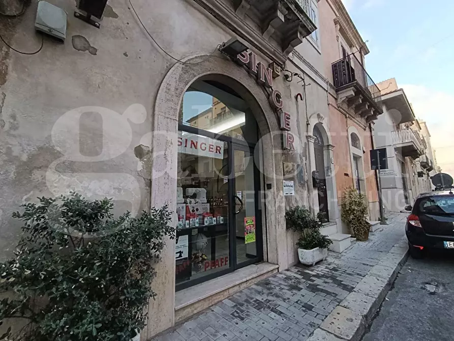 Immagine 10 di Negozio in vendita  in Via Mariannina SchininÃ , 125 a Ragusa