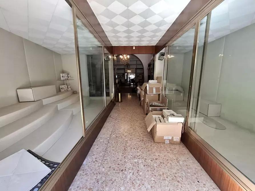 Immagine 5 di Negozio in vendita  in Corso Volsci, 151 a Sora