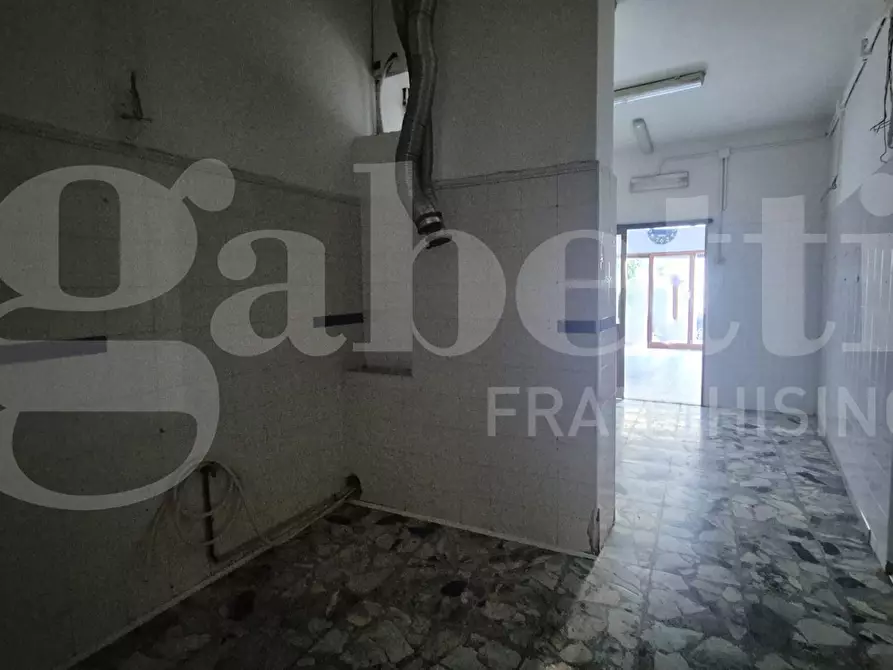 Immagine 10 di Negozio in affitto  in Via dei Mille, 8 a Torre Annunziata