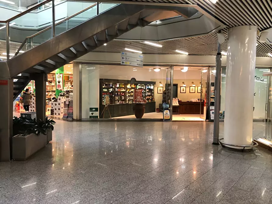 Immagine 4 di Negozio in affitto  in Via Mario Rigamonti, 100 a Roma