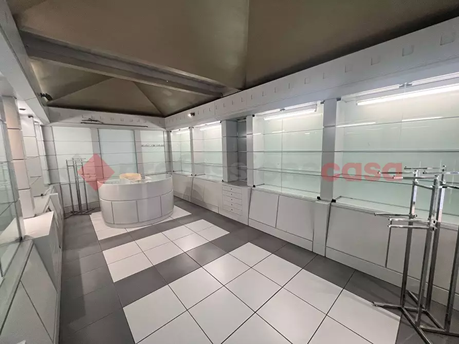 Immagine 8 di Negozio in vendita  in Corso Garibaldi a Spoleto