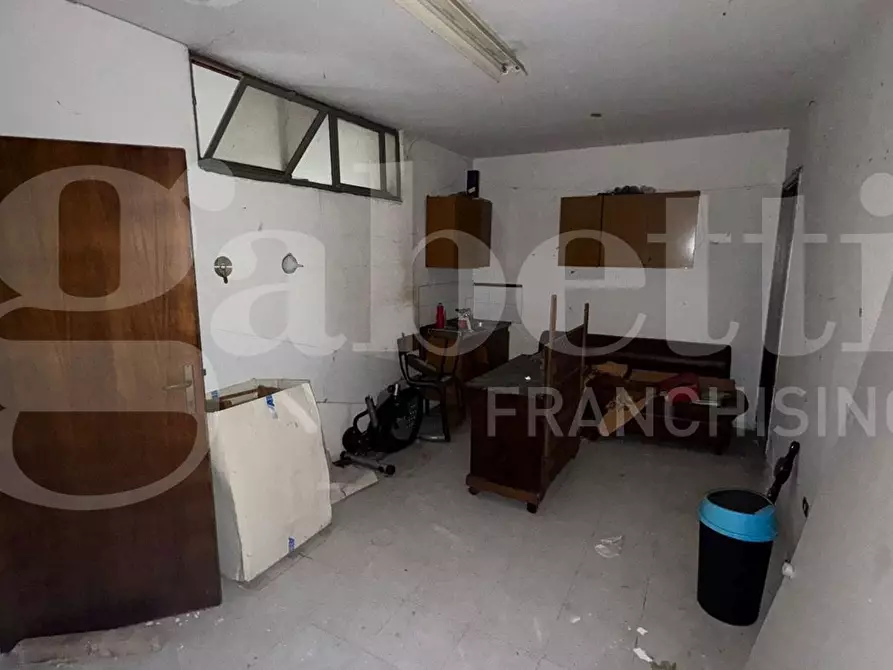 Immagine 11 di Negozio in vendita  in Via Mincio, 2 a Tortoreto