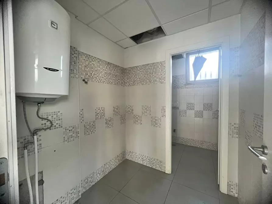 Immagine 17 di Negozio in affitto  in Via Einaudi a Perugia