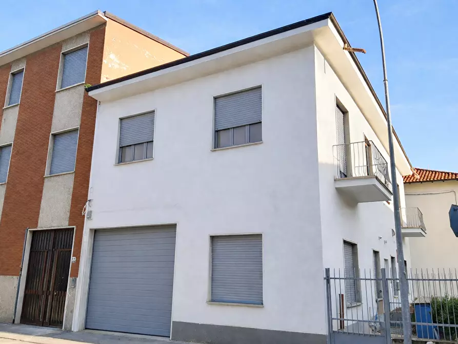 Immagine 3 di Appartamento in vendita  in Via giacomo leopardi, sc a Legnano