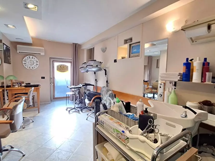 Immagine 5 di Negozio in vendita  in Via Foria a Napoli