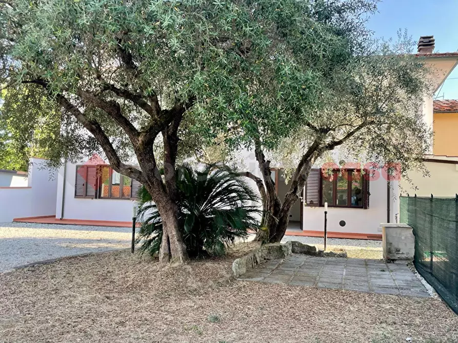 Immagine 2 di Villa in vendita  in Via del bozzo, 61 a Lucca