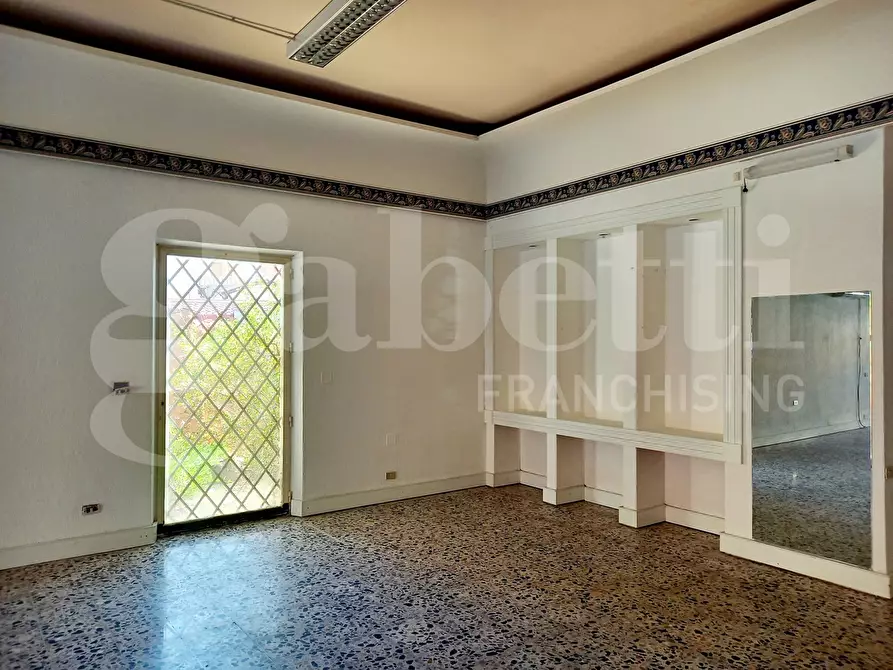 Immagine 2 di Negozio in vendita  in Via Roma, 2 a Capoterra