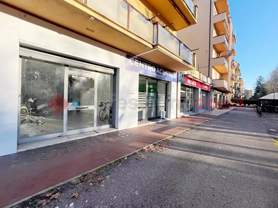 Immagine 1 di Negozio in affitto  in Viale Maraini, 27 a Rieti