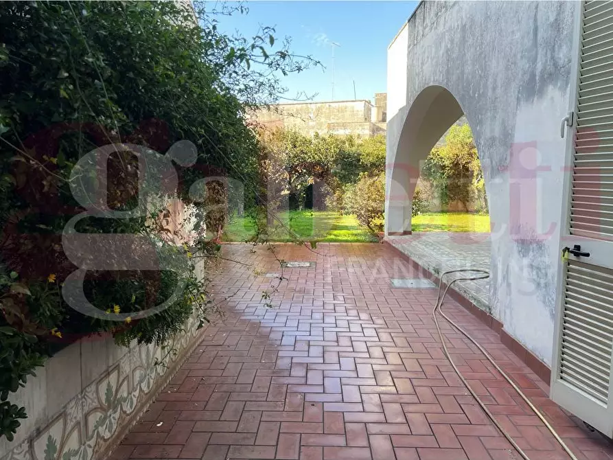 Immagine 33 di Villa in vendita  in Piazza Maria SS. del Rosario, 3/B a Guagnano