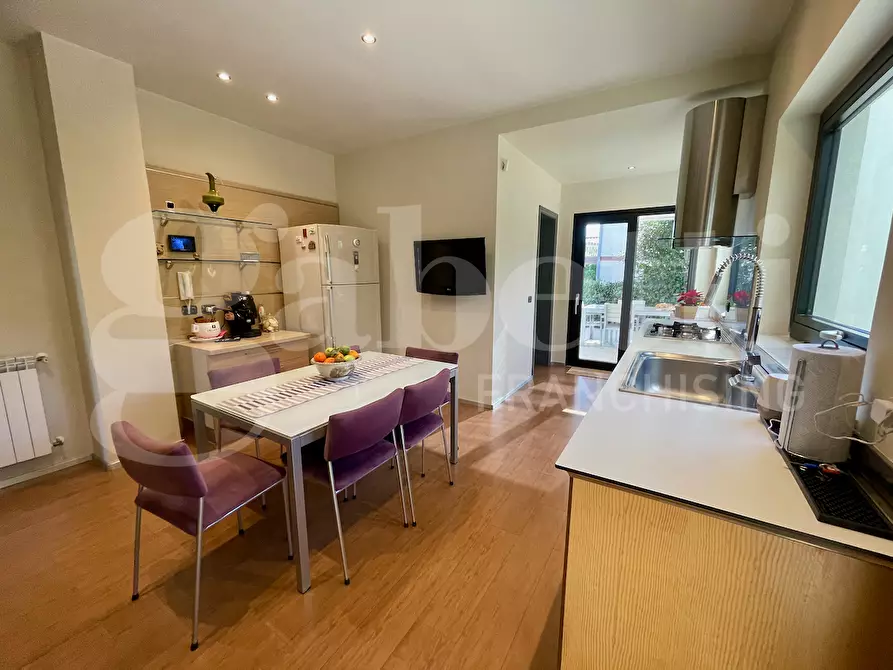 Immagine 27 di Villa in vendita  in Via Tondo Gioieni a Catania