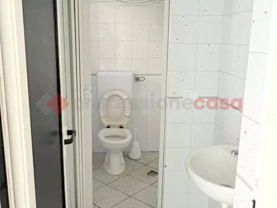 Immagine 7 di Negozio in affitto  in Via RICASOLI, . a Monopoli