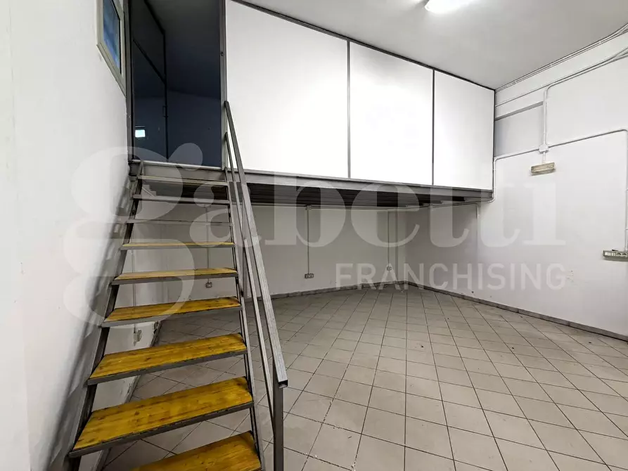 Immagine 11 di Negozio in vendita  in Via Oberdan, 99 a Lecce