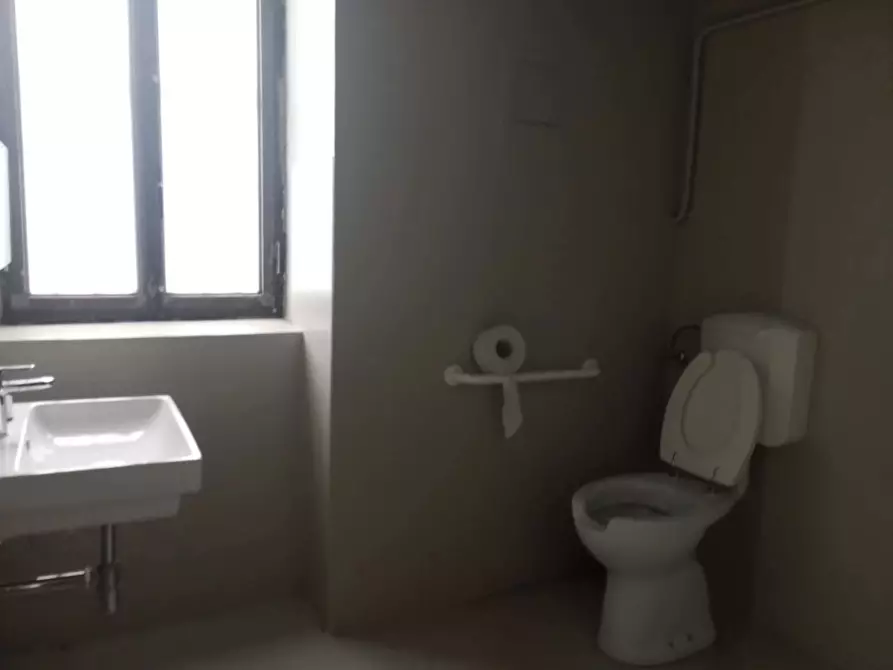 Immagine 21 di Negozio in affitto  in Via CAVOUR a Firenze