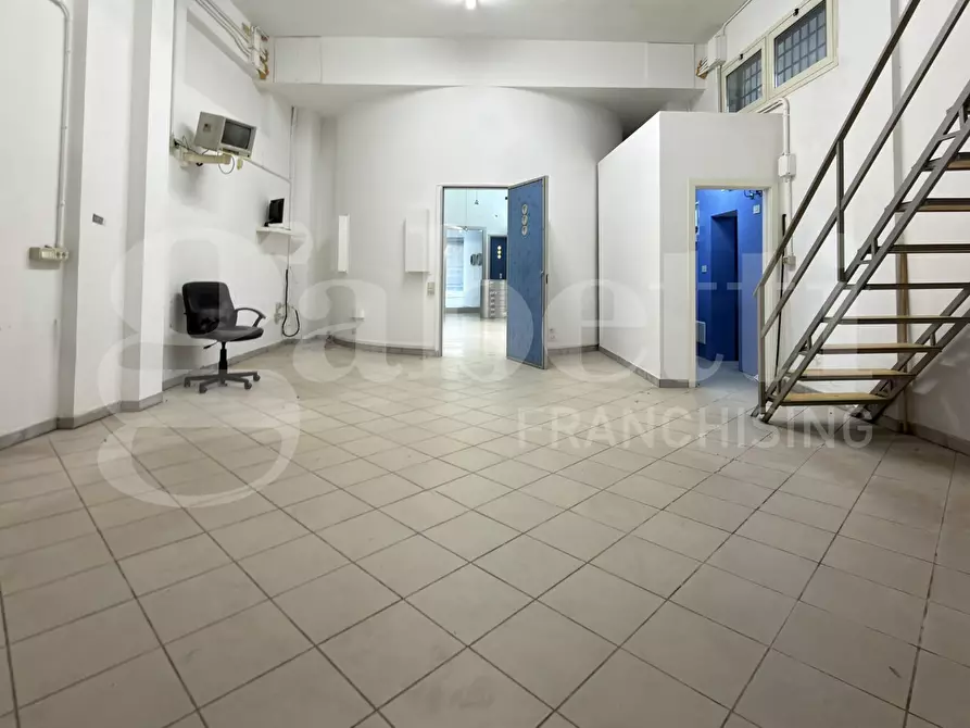 Immagine 10 di Negozio in affitto  in Via Oberdan, 99 a Lecce