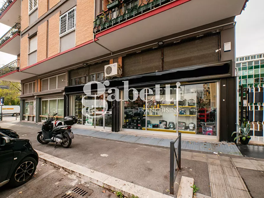 Immagine 1 di Negozio in vendita  in Piazza Lorenzo Lotto, 43-44 a Roma