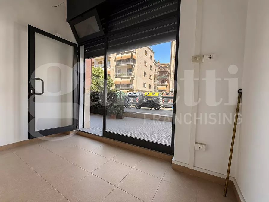 Immagine 1 di Negozio in affitto  in Via delle Rose a Roma