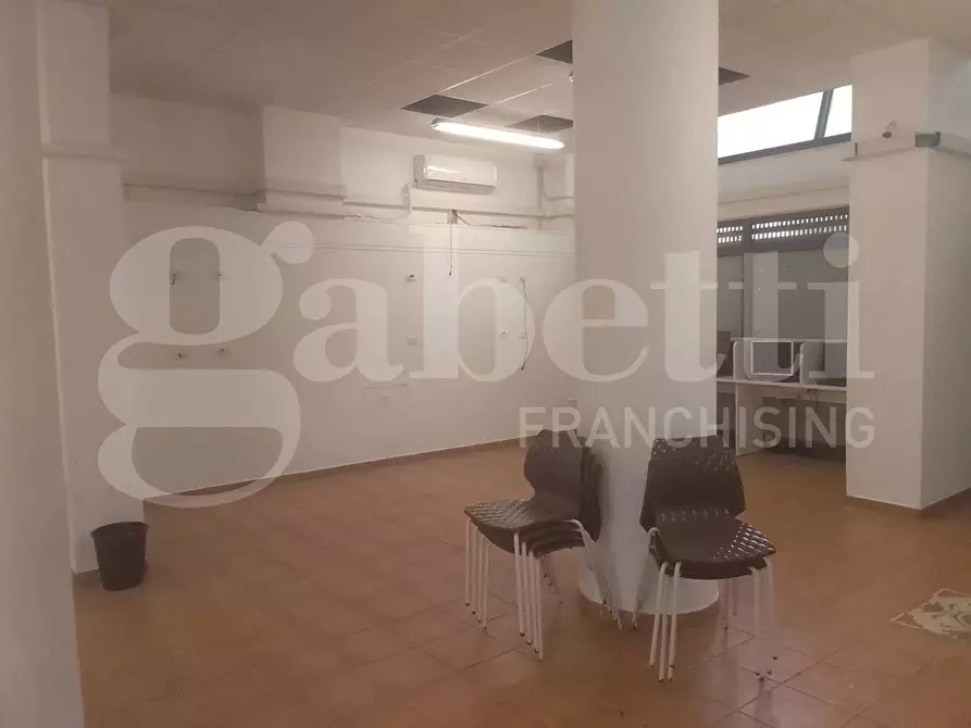 Immagine 7 di Negozio in vendita  in Piazza G.B.TEDESCO, 9 a Taranto