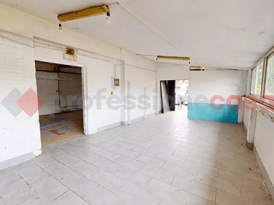 Immagine 3 di Negozio in vendita  in Via della Casetta Mattei a Roma