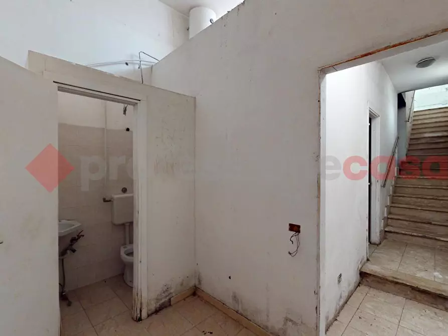 Immagine 14 di Negozio in vendita  in Via della Casetta Mattei a Roma