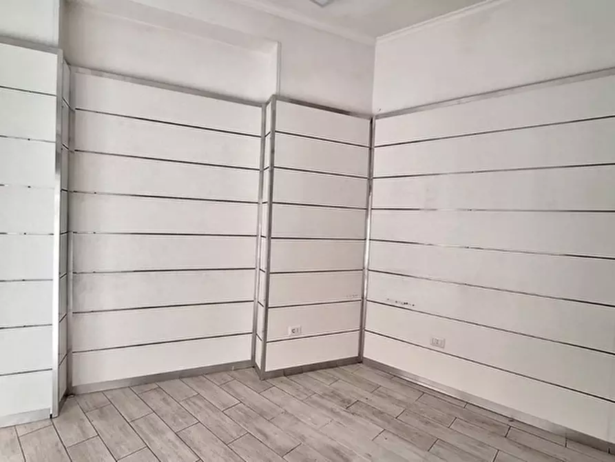 Immagine 5 di Negozio in affitto  in Via Domenico Cirillo a Napoli