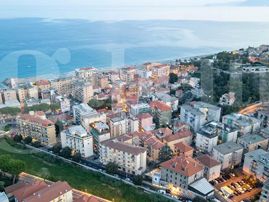 Immagine 30 di Appartamento in vendita  in Via Calvisio a Finale Ligure