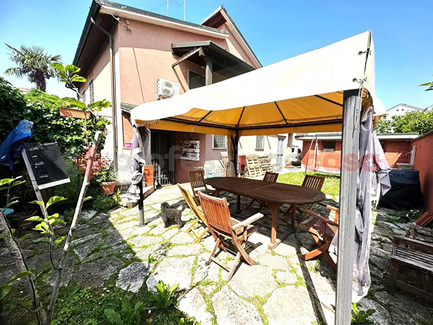 Immagine 3 di Appartamento in vendita  in Via cavour, 8 a Locate Di Triulzi