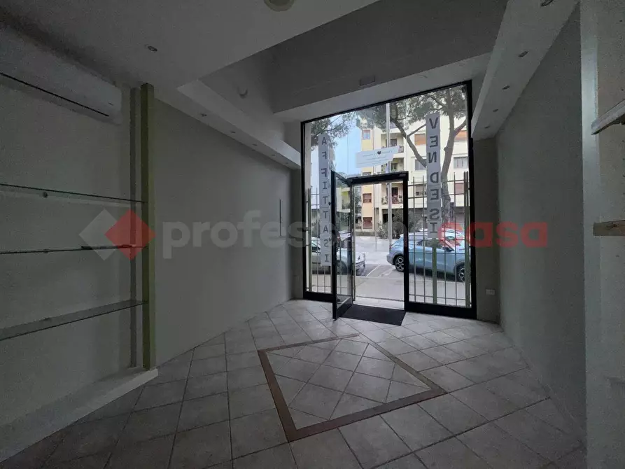 Immagine 7 di Negozio in affitto  in Viale DUSE a Firenze