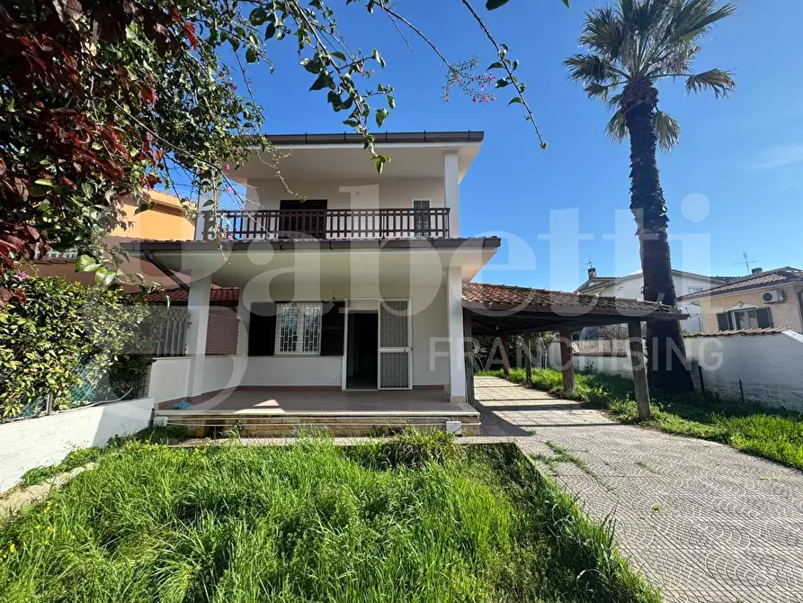 Immagine 3 di Villa in vendita  in Viale piave, 76 a Ardea