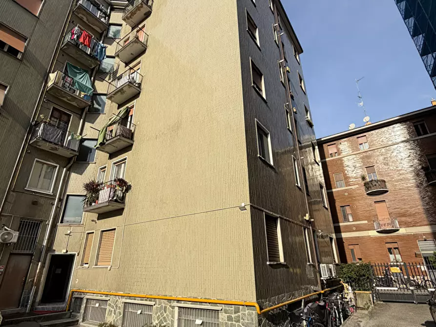 Immagine 21 di Negozio in vendita  in Via Melchiorre Delfico, 20 a Milano