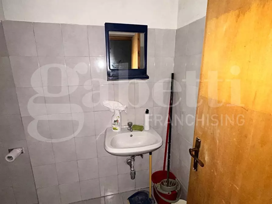 Immagine 16 di Negozio in vendita  in Via Cavour a Trani