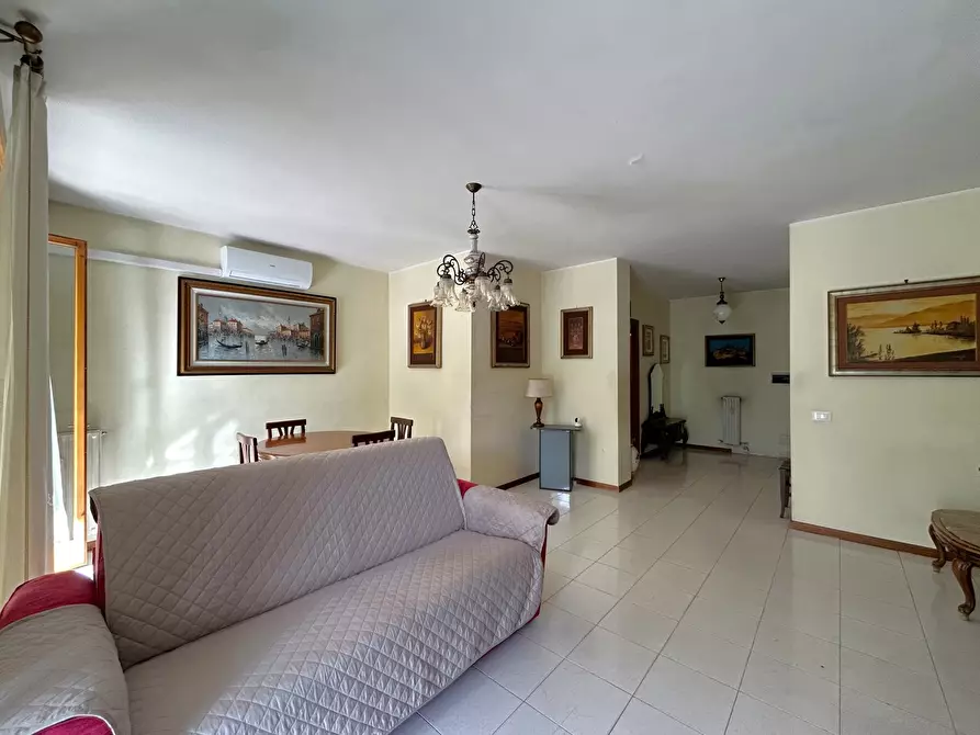 Immagine 10 di Appartamento in vendita  in Via di Decima, 256 a Roma