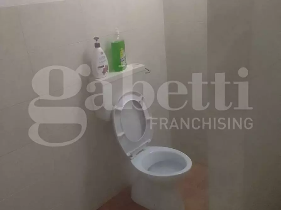 Immagine 10 di Negozio in vendita  in Piazza G.B.TEDESCO, 9 a Taranto