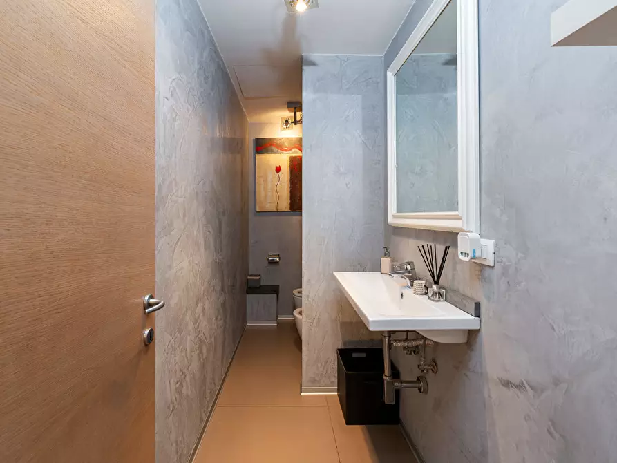 Immagine 9 di Negozio in vendita  in Via Giovanni Gastaldi, 40 a Roma