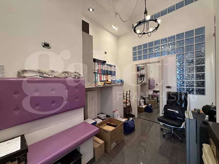 Immagine 5 di Negozio in vendita  in Via Capelli a Torino