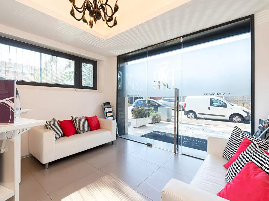 Immagine 3 di Negozio in vendita  in Via Giovanni Gastaldi, 40 a Roma