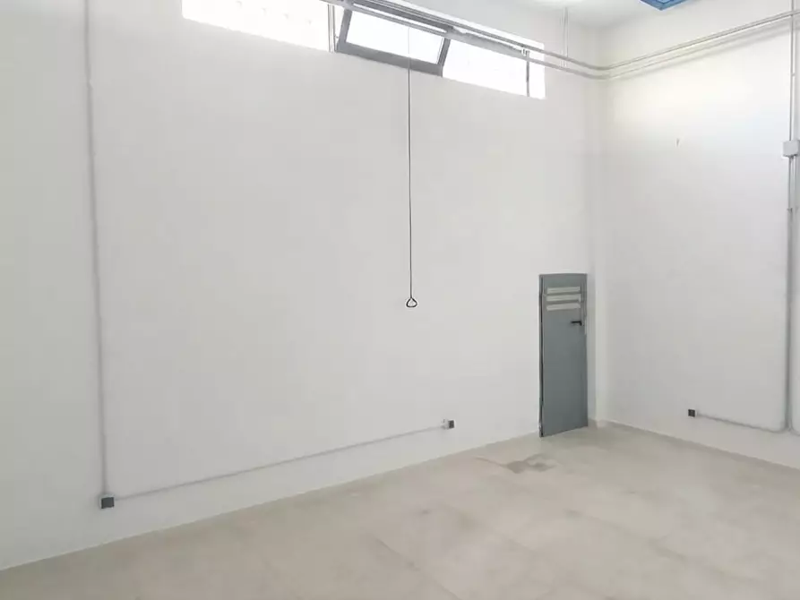 Immagine 5 di Magazzino in vendita  in Via GIUSSO, 13E a Bari