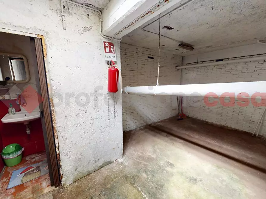 Immagine 17 di Box auto in vendita  in Via dei Castiglioni a Roma