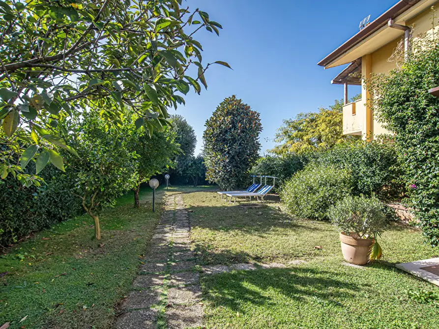 Immagine 34 di Casa trifamiliare in vendita  in Via della Bilancia, 47 a Sabaudia