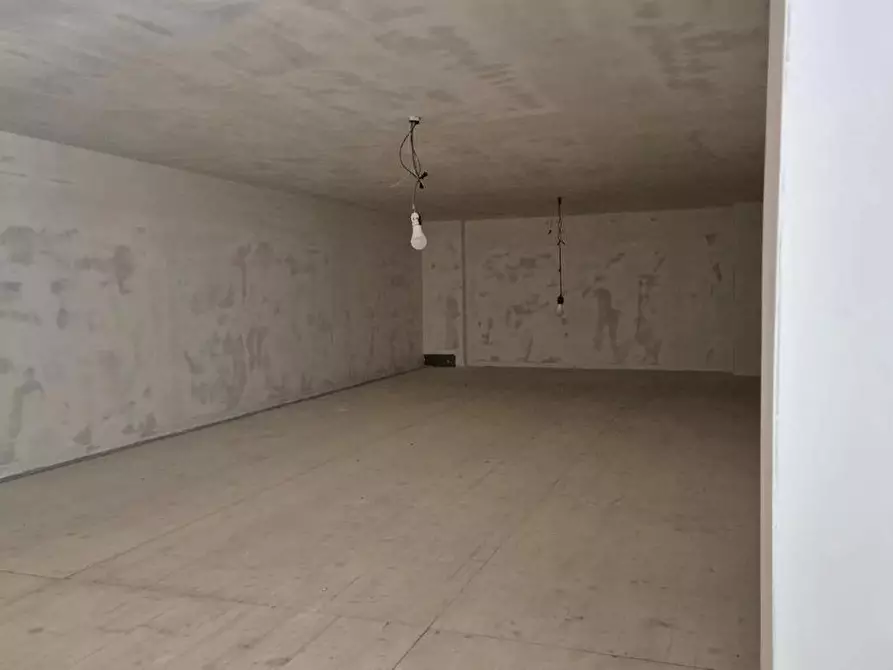 Immagine 13 di Negozio in affitto  in Via Vaglia, 7/9 a Roma