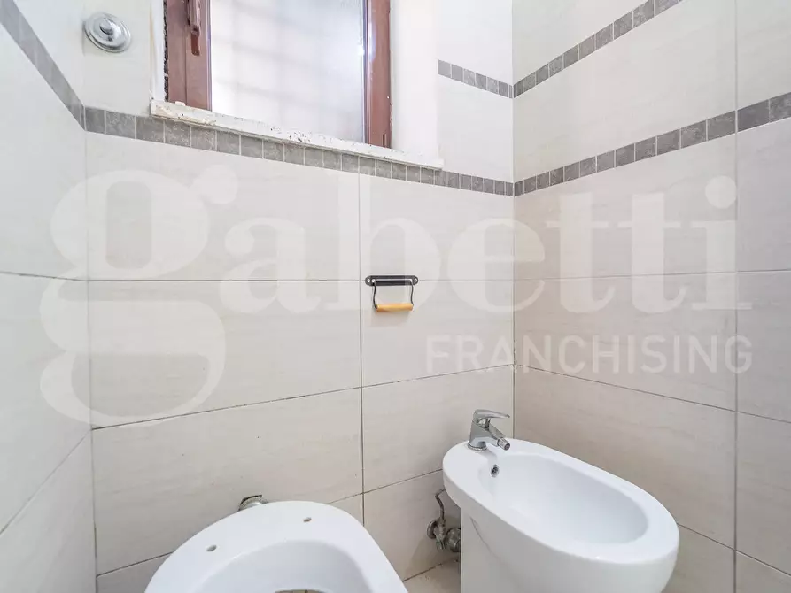 Immagine 32 di Laboratorio in vendita  in Via Busalla, 9 a Roma