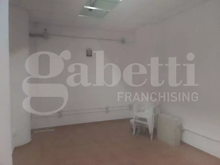 Immagine 5 di Negozio in vendita  in Piazza G.B.TEDESCO, 9 a Taranto