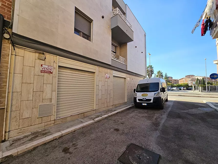Immagine 6 di Negozio in vendita  in Via Cesare Terranova a San Severo