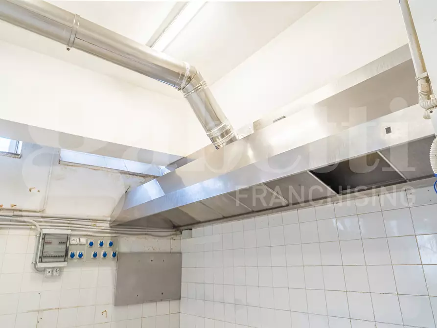 Immagine 10 di Laboratorio in vendita  in Via Busalla, 9 a Roma