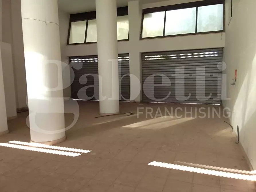 Immagine 1 di Negozio in vendita  in Piazza G.B.TEDESCO, 13 a Taranto