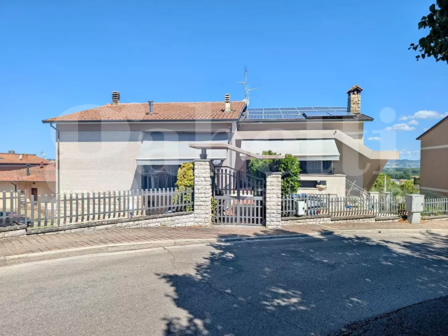 Immagine 29 di Casa bifamiliare in vendita  in Via MARIO ANGELONI, 1 a Torgiano