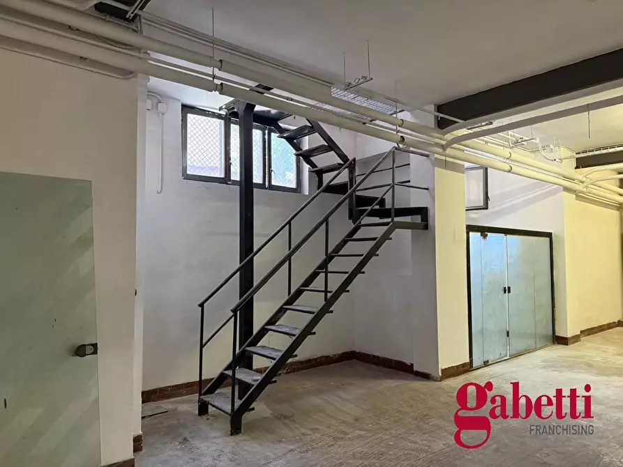 Immagine 9 di Negozio in vendita  in Via Saturnia, 21 a Roma