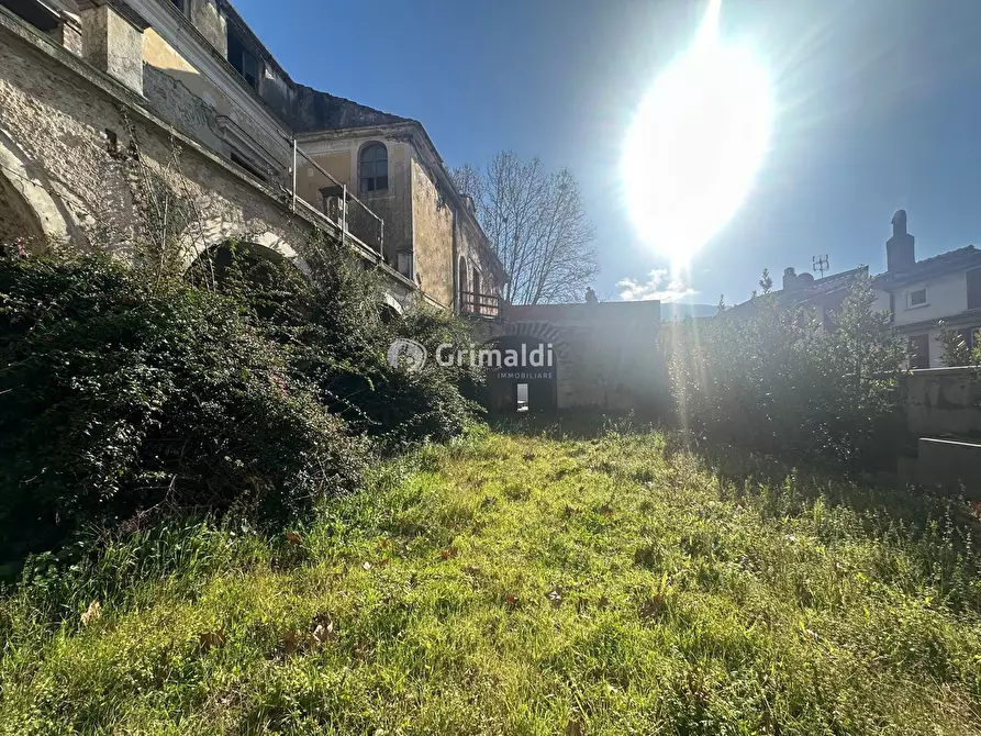 Immagine 15 di Palazzo in vendita  in Piazza Francesco e Chiara D'Assisi, 1 a Lauro