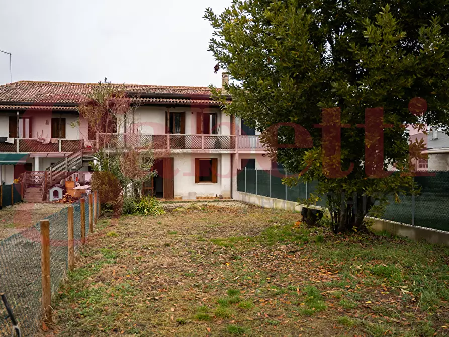 Immagine 1 di Casa trifamiliare in vendita  in Via stradazza a Castelfranco Veneto